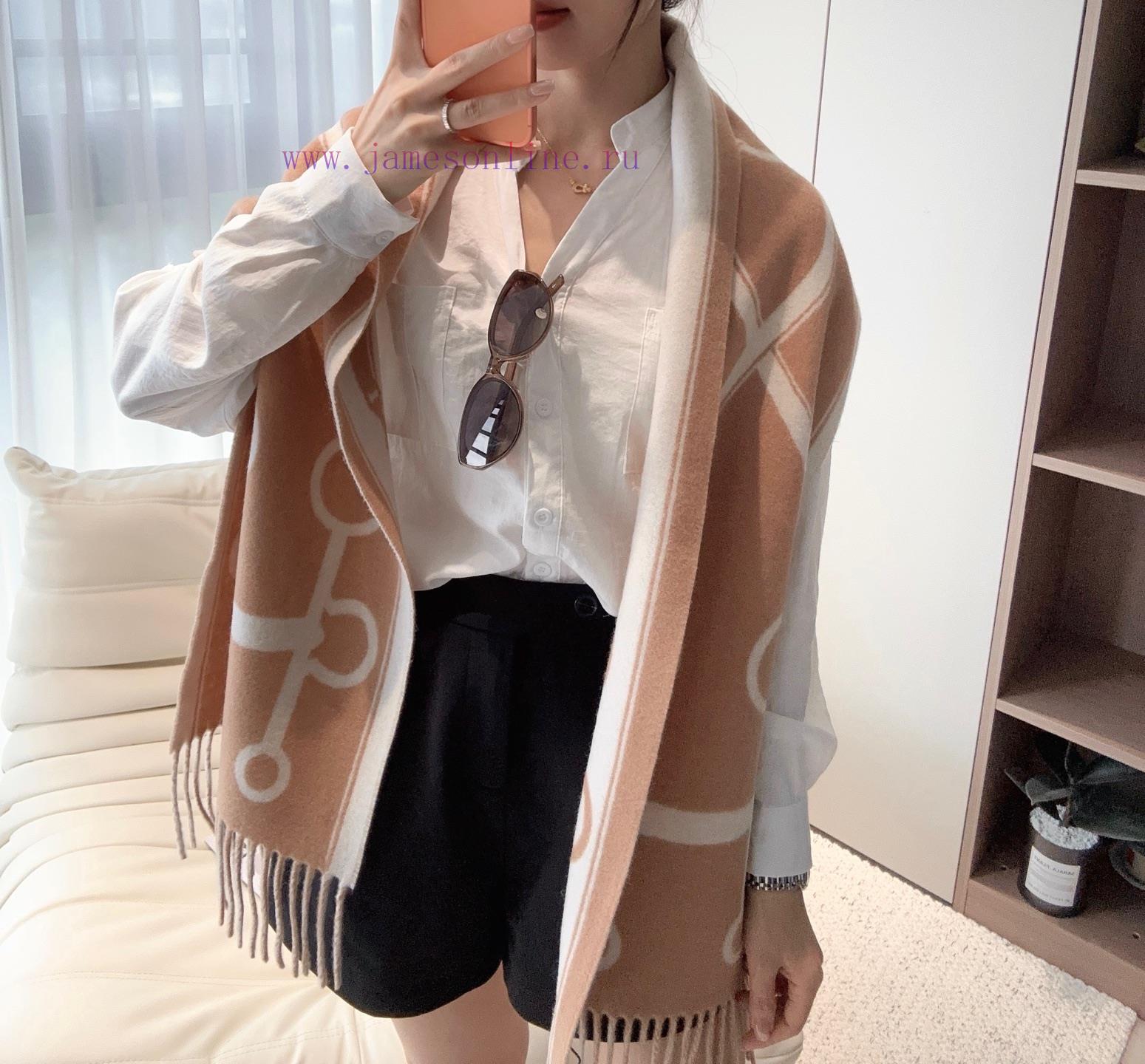 ipkvdkt5ogk.jpg New Customers Only, Limit One. Hermes Key Men's And Women's Scarves Buy And Cherish Them 😍~ They Are All Export Orders So It's 4q4zm9n2 - Image 1