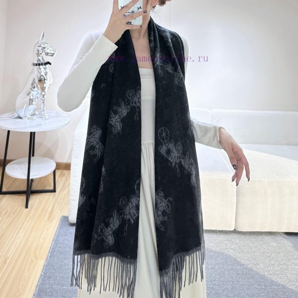 New Customers Only, Limit One. The Coach Classic C Logo Two-color Shawl Looks Great Not Only In Terms Of Appearance But Also I nlxklyx7
