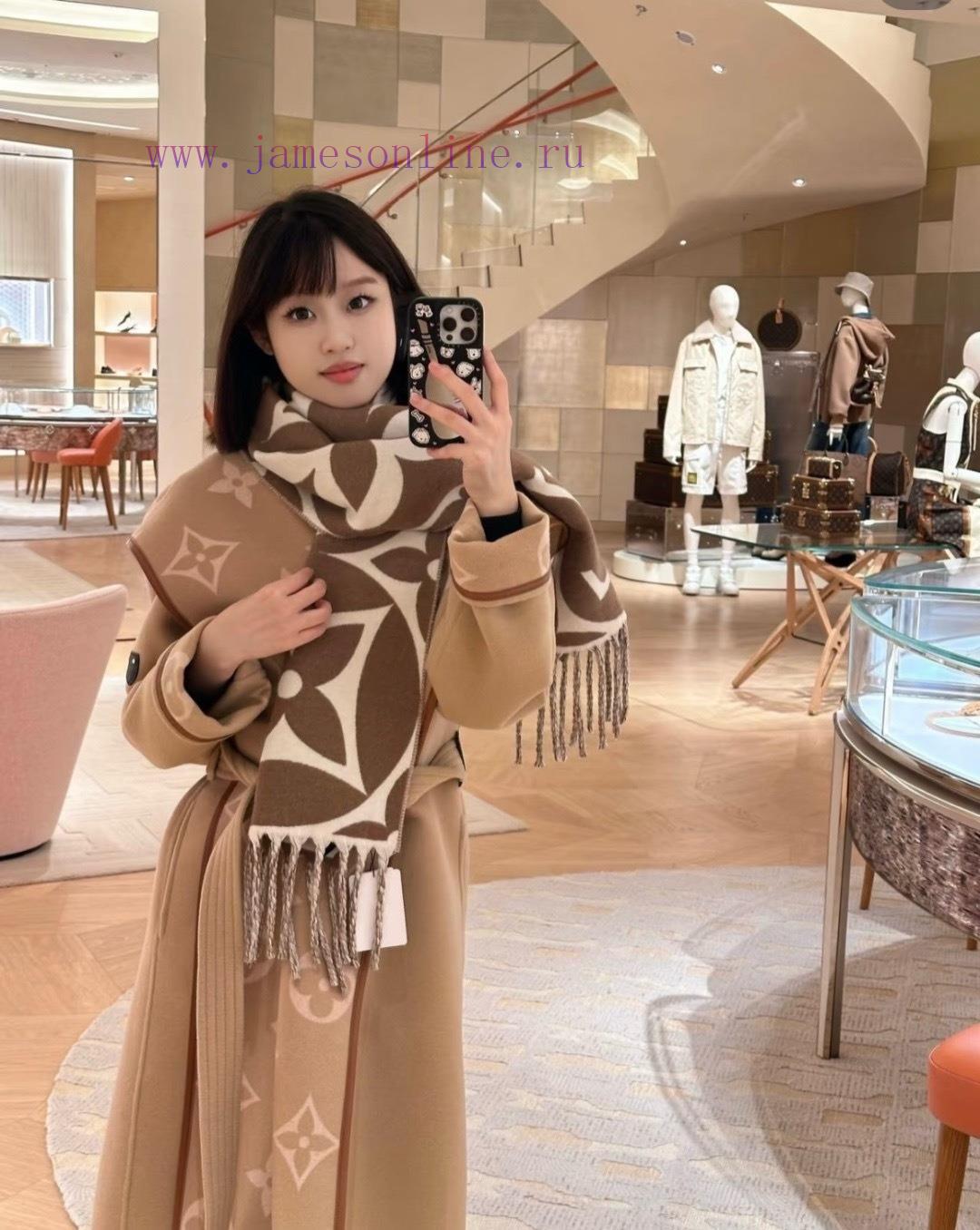 ul0pm4cjx50.jpg New Customers Only, Limit One. This Year's Hottest Pink And White Scarf Is The LV Essential Scarf Which Focuses On Big Element w0yos5u4 - Image 1