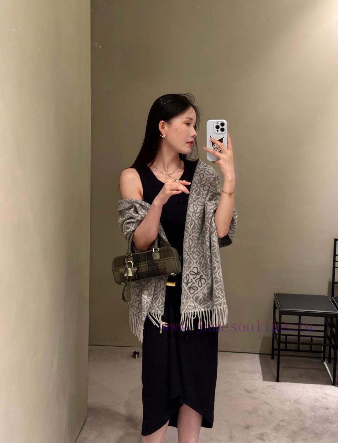 g0xxldkhum2.jpg New Customers Only, Limit One. LOEWE's Hottest Scarf Double-sided Wool Scarf Embellished With Two Tone Checkered Anagram Patte irlafwjm - Image 1