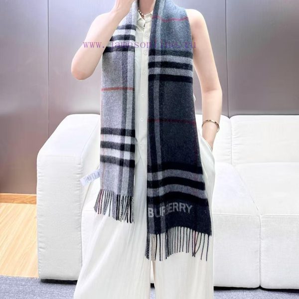New Customers Only, Limit One. Newly Released 𝐁𝐮𝐫𝐛𝐞𝐫𝐫. "plaid Color Blocked Scarf"Size168x30cm 100% WoolClassic Plaid Contrast jozur4wm