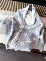 New Customers Only, Limit One. LV Old Flower Triangle Shawl | Early Autumn Elegant Atmosphere Artifact 🍂Who Can Refuse This LV dxvr4rtz - Image 4