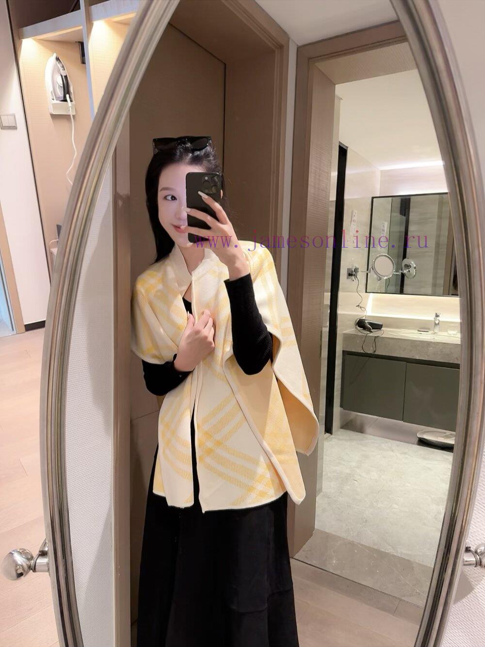 n4uyb1txhes.jpg New Customers Only, Limit One. Burberry Burr. Cape Made Of Wool And Cashmere Knitted Materials To Create Eye-catching Decorati sdrt237e - Image 1